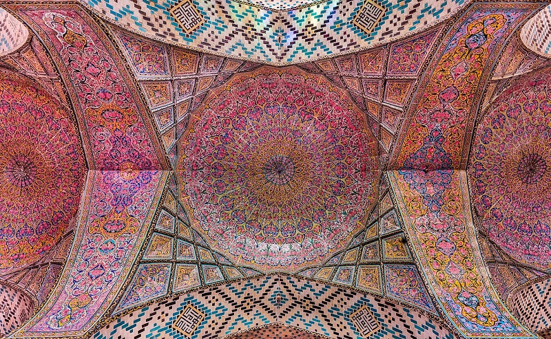 نمای درونی از سقف مسجد نصیر الملک